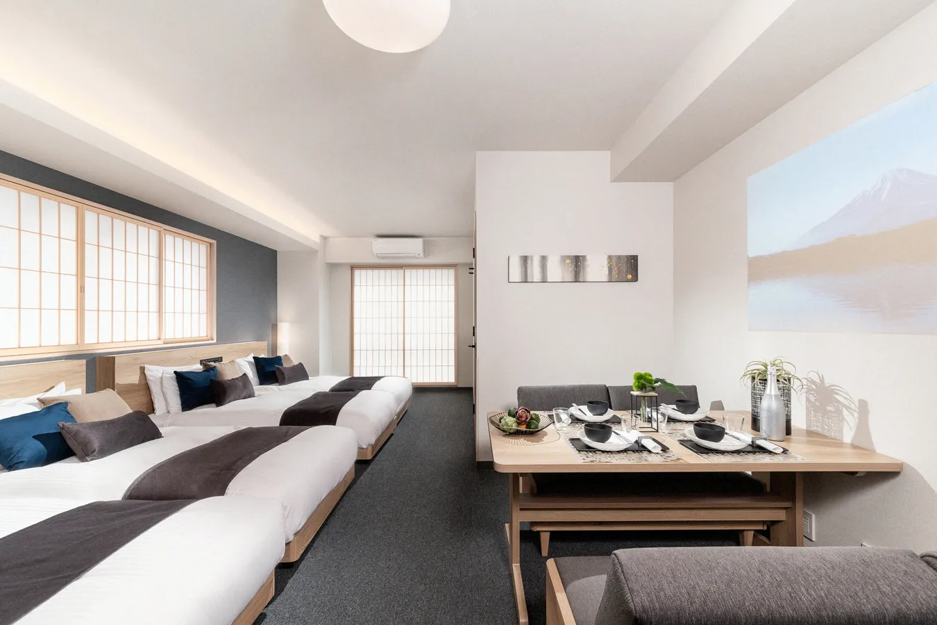 ▲写真提供：APARTMENT HOTEL MIMARU／「デラックスルーム 二段ベッド付」のダイニングスペース。広々としています