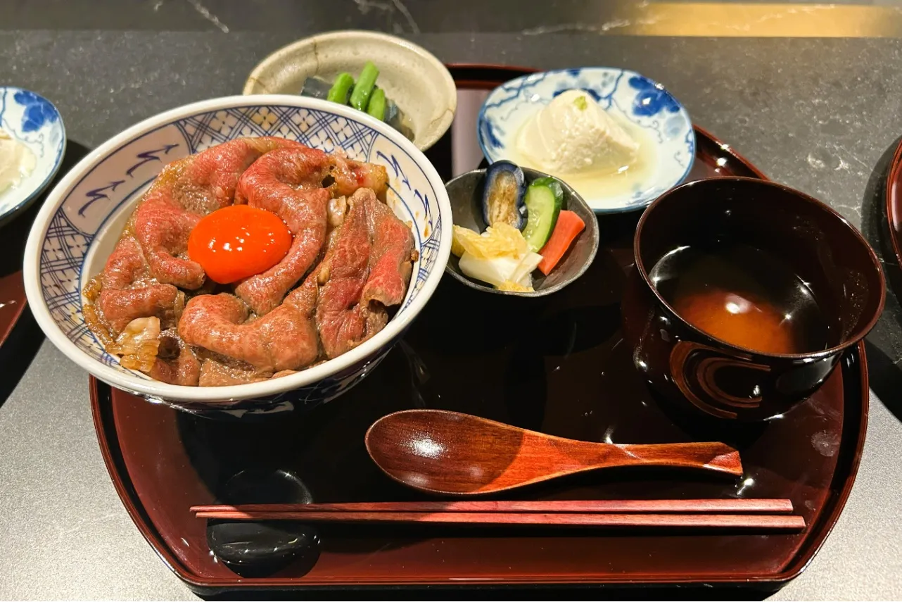 ▲「山形牛 牛丼御膳」（撮影：レッツエンジョイ東京編集部）