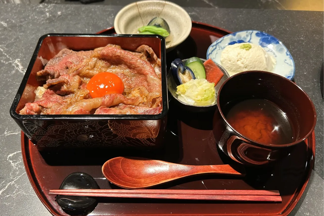 ▲「神戸牛 牛丼御膳」（撮影：レッツエンジョイ東京編集部）