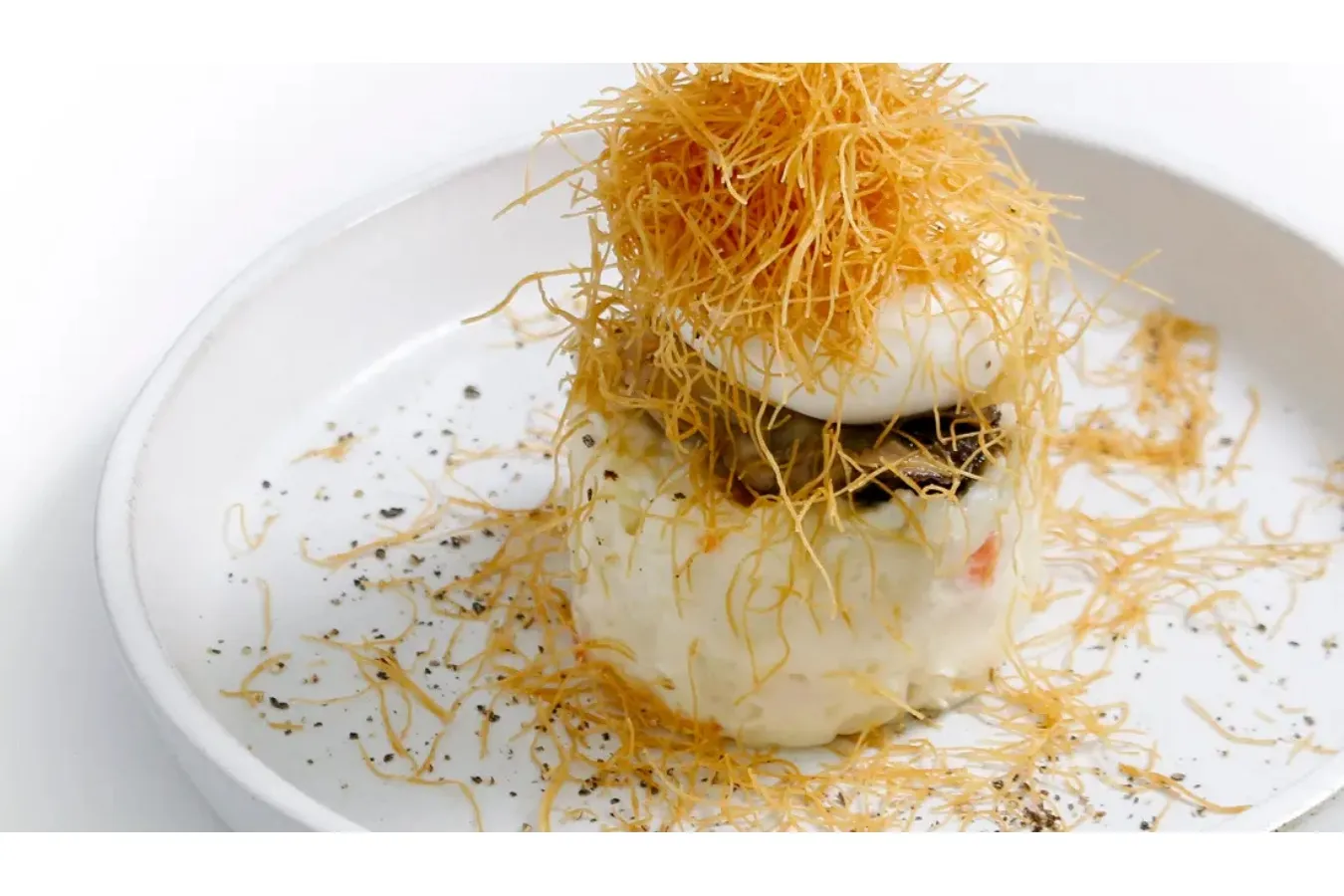 ▲「燻製ポテトと牡蠣のサラダ　半熟卵添え」