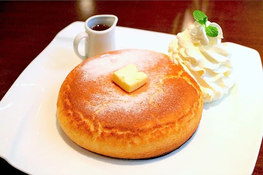 石窯オーブンで焼く極厚ホットケーキ！神保町「石釜bake bread 茶房 TAM TAM」