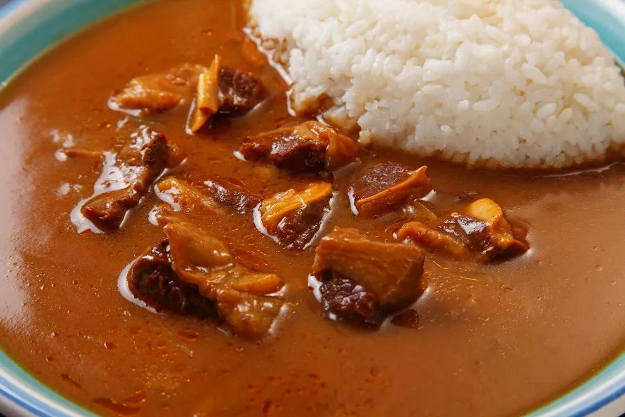 一時閉店した新宿の老舗カレースタンド「モンスナック」が移転オープン