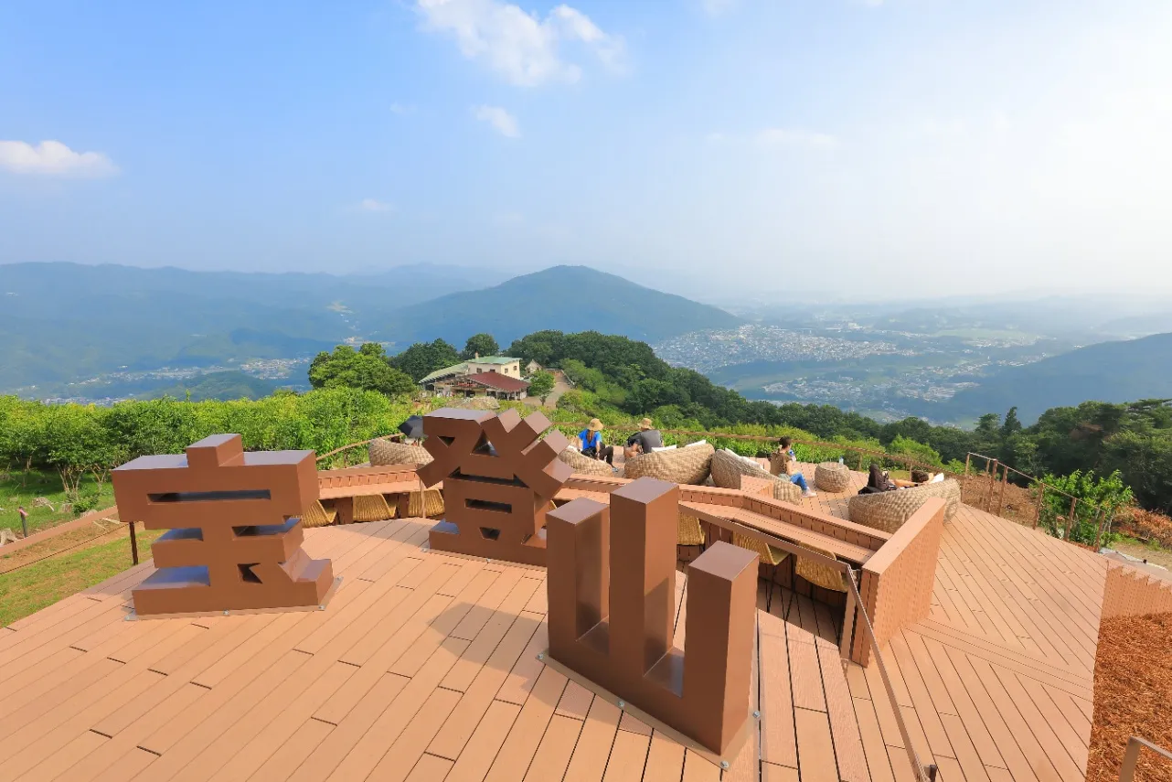 長瀞・宝登山山頂に新展望スポット「SUSABINOテラス」誕生!絶景を楽しめるベンチやカウンター_2676605