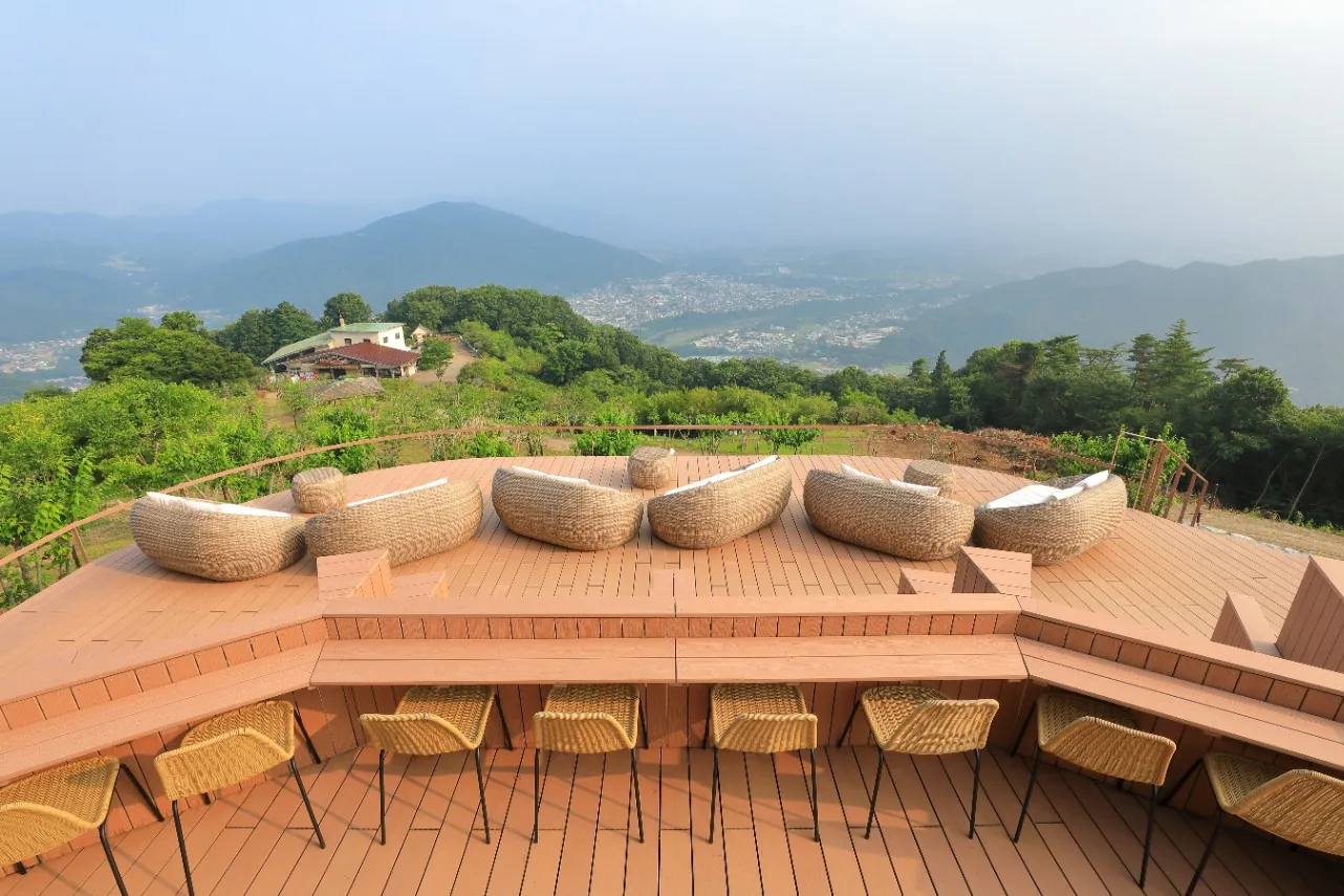 長瀞・宝登山山頂に新展望スポット「SUSABINOテラス」誕生!絶景を楽しめるベンチやカウンター_2676606