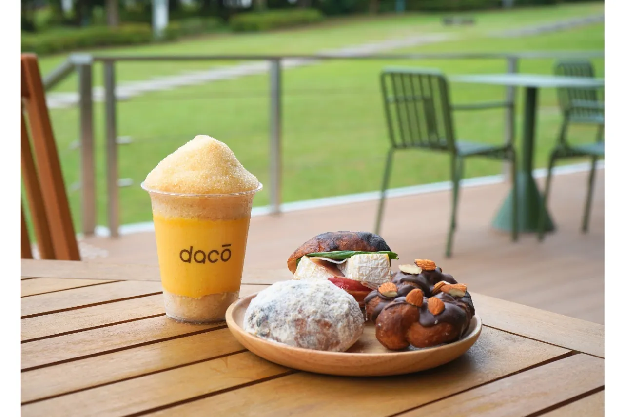 ▲奥から時計回りに「ナポリサンド」「マンハッタン」「生ナポリドーナツ」「焼きカボチャマロン＆アールグレイキャラメル」