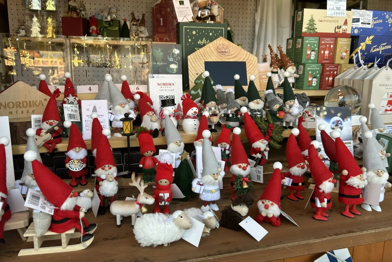 ▲クリスマス気分を盛り上げる雑貨（撮影：レッツエンジョイ東京編集部）