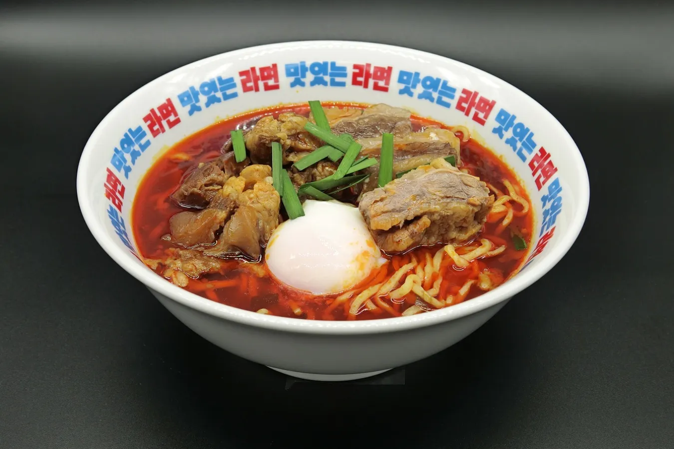 ▲ユッケジャンラーメン「牛肉ゴロゴロ牛赤麺」（1,380円）