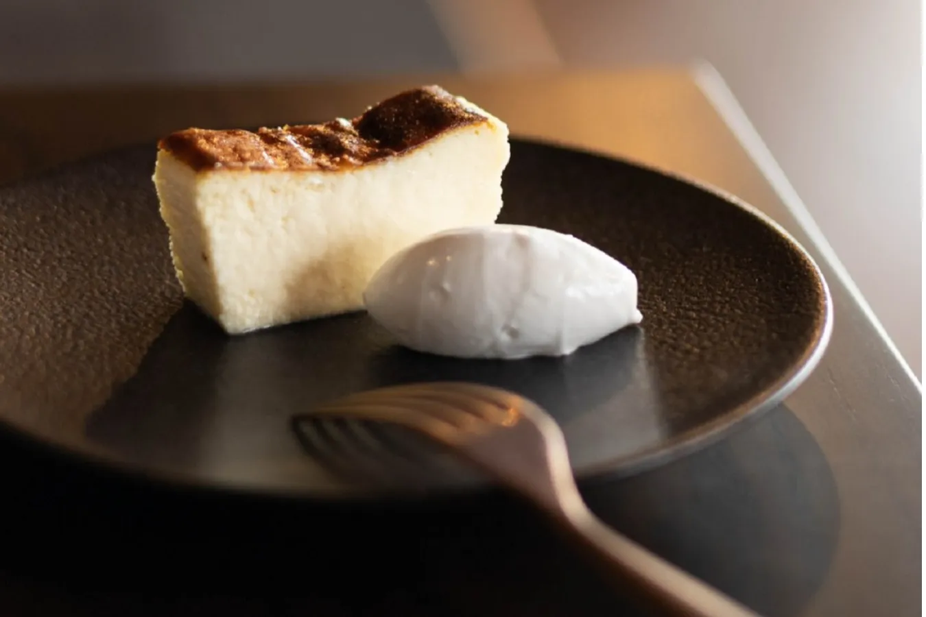 ▲小麦粉不使用のバスクチーズケーキがのった「麻布フロマージュ」（680円）。たっぷり使用した濃厚なクリームチーズに、サワークリームのかすかな酸味がアクセント