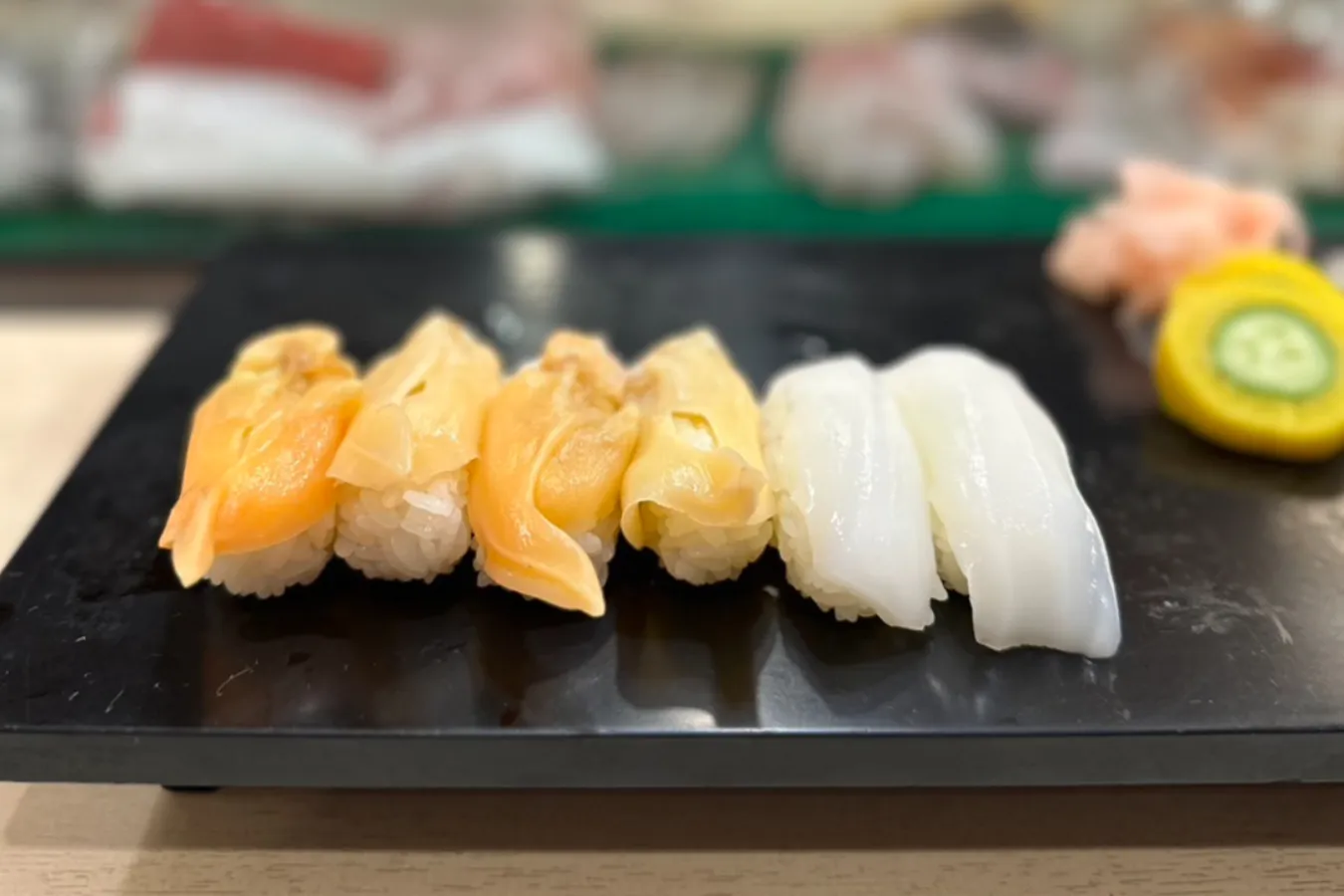 ▲なかなかお目にかかれない青柳、定番のイカを追加注文