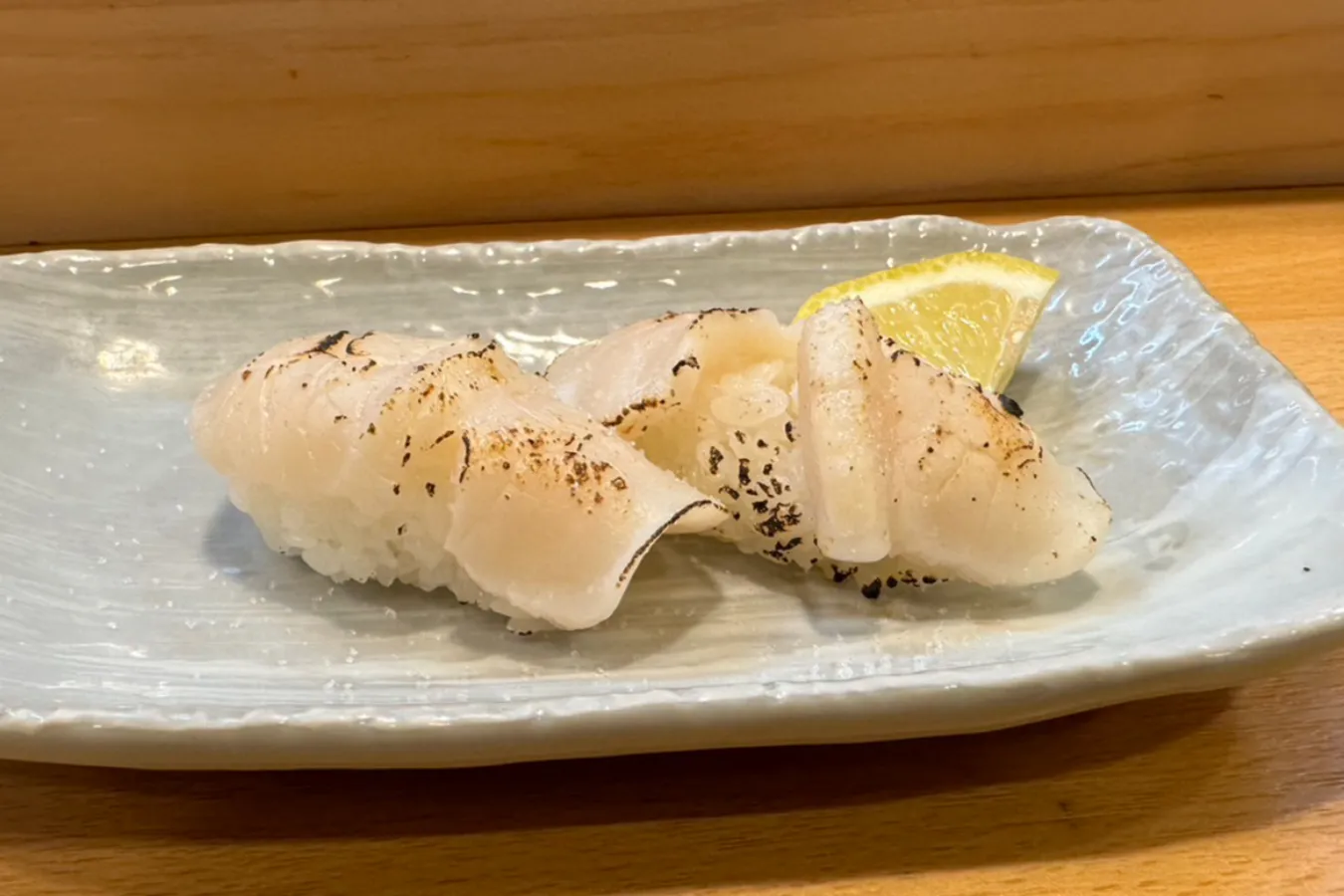 ▲炙りホタテは塩レモンでさっぱりと