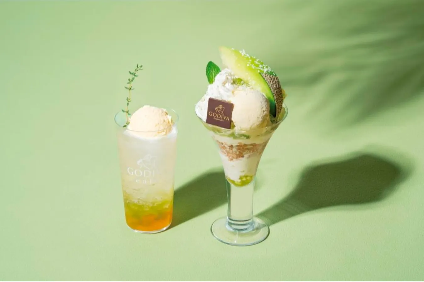▲左から「メロン＆カカオフルーツのクリームソーダ」「メロンとホワイトチョコレートのパフェ」