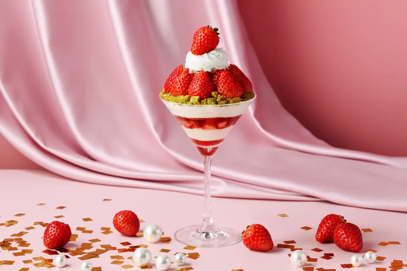 “旬のイチゴたっぷり”な新作パフェ＆ケーキが登場！「アニヴェルセルカフェ 表参道」で