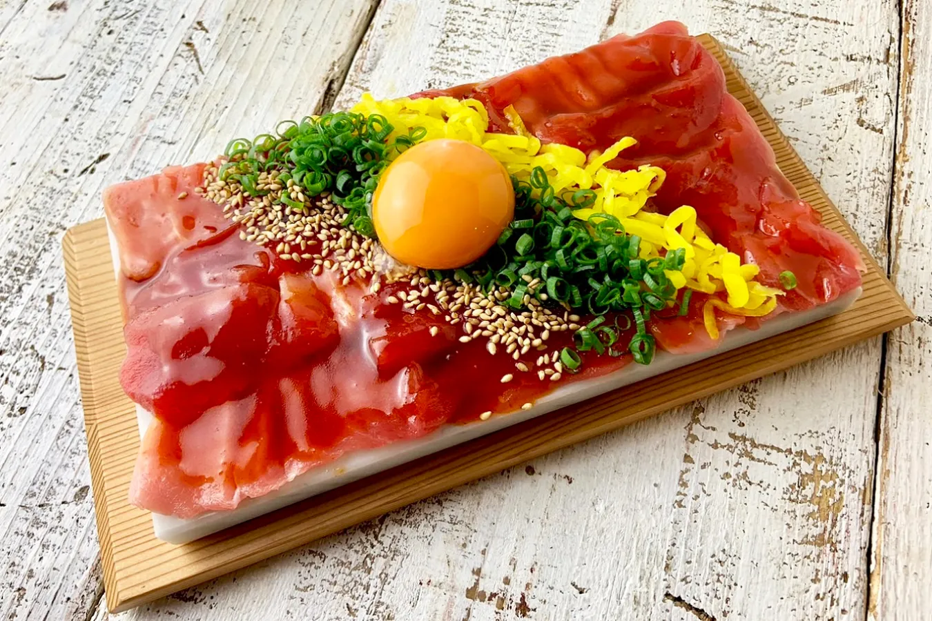 ▲「生本マグロのレッドカーペット」（1,099円）。タイミングが良ければ星付き高級店で扱われるような漁場から入荷したマグロを使用することも