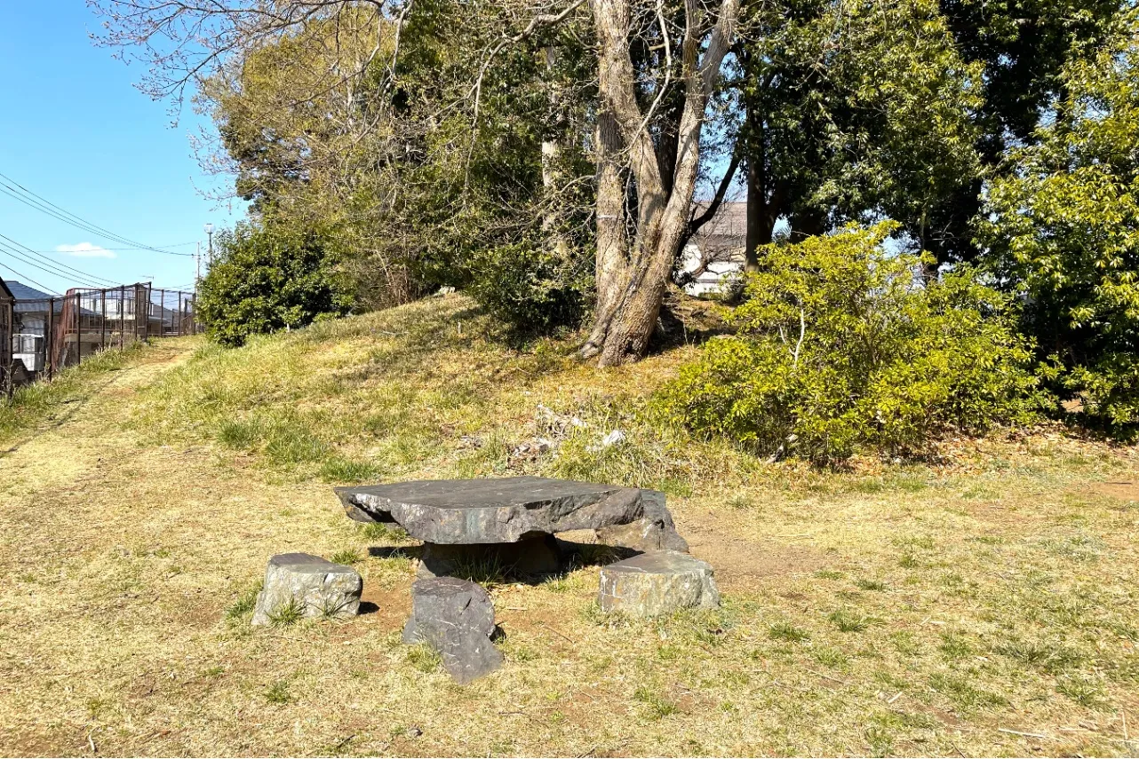 ▲5号墳のすぐそばにある石の机と椅子