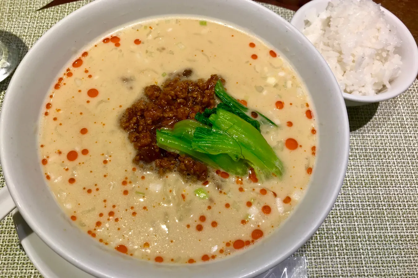 ▲写真右のご飯は小盛りサイズ