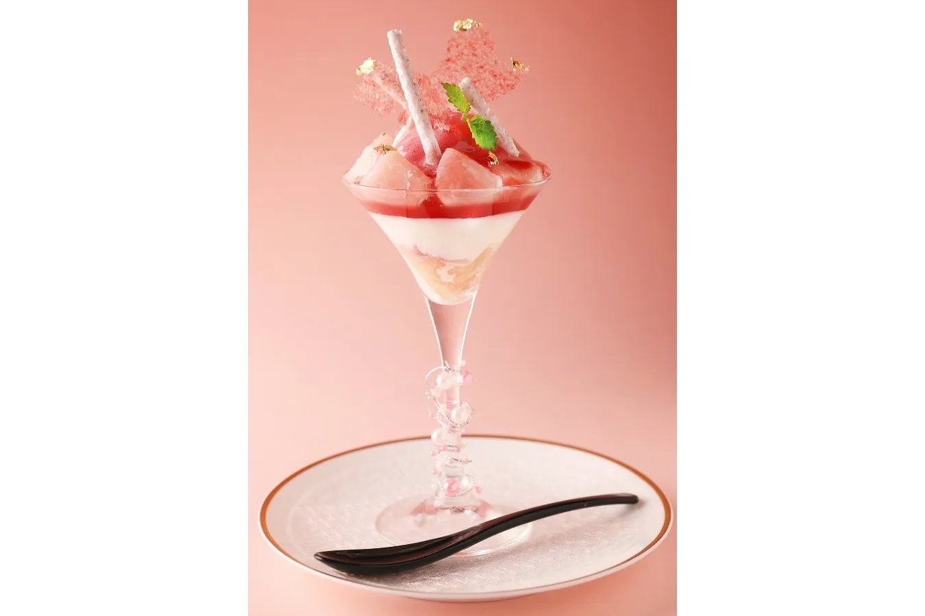 ▲「桃のパフェ　ヴェルヴェーヌの香りをアクセントに」