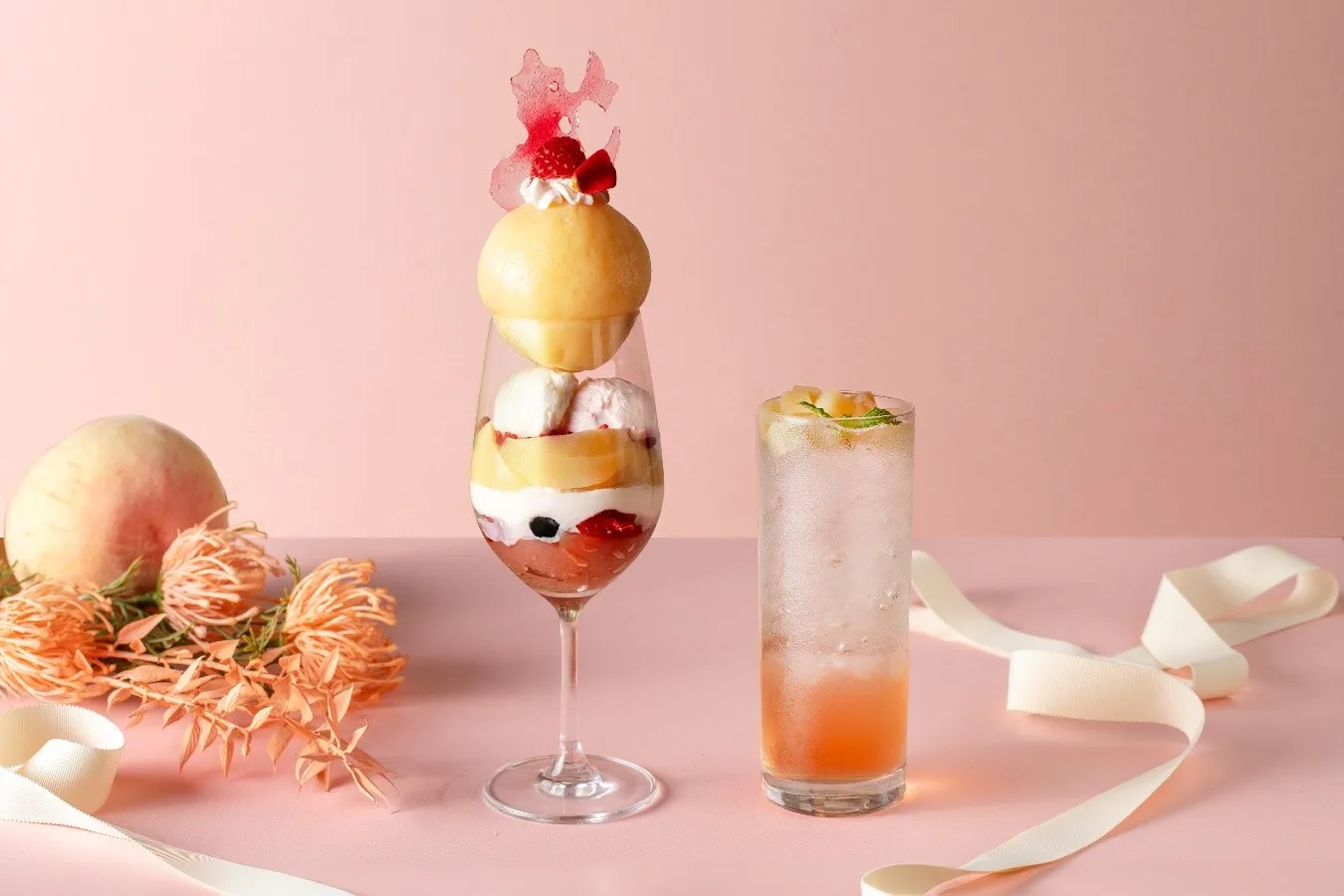 ▲左：「ピーチパフェ」／右：「ピーチソーダ」