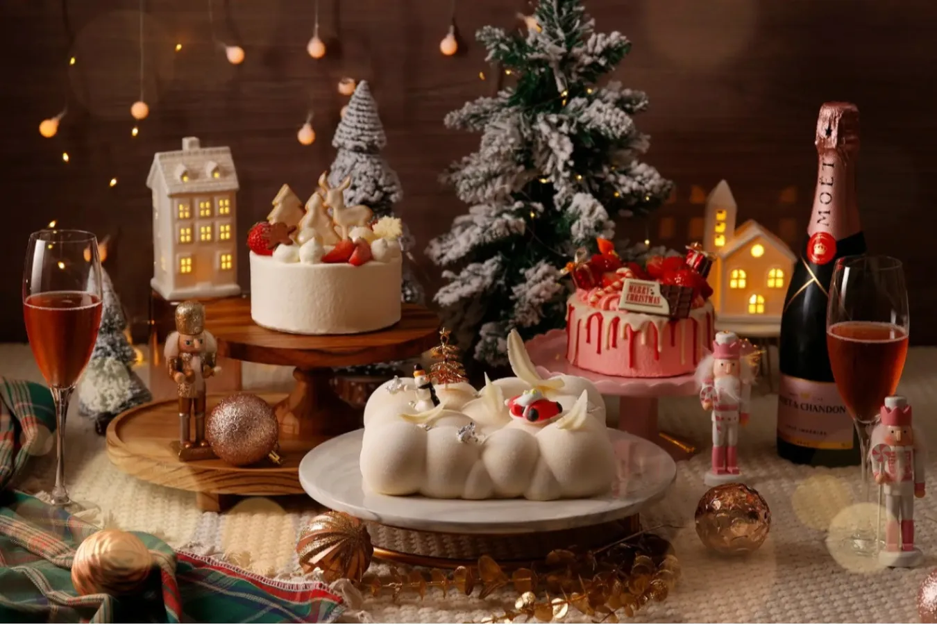 ▲左から「クリスマス苺ショートケーキ」「クリスマスホワイトチョコレートムース」「クリスマスサプライズギフトケーキ」