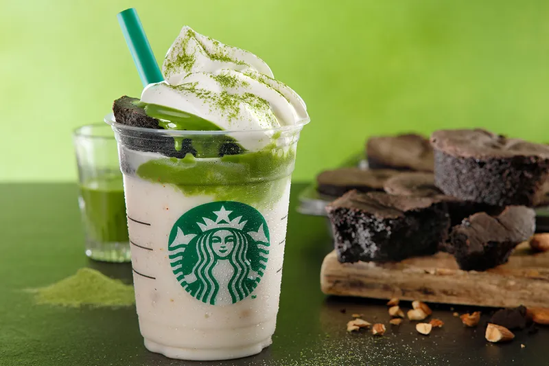 【スタバ新作】チョコケーキ丸ごと1つドーン！な抹茶フラペが、贅沢すぎて超気になる！