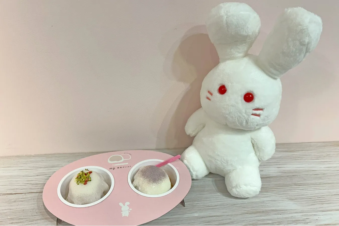 ▲左から「ジューシー苺＋ホイップクリーム＋フリーズドライいちご＆ピスタチオ）」、季節のスペシャルメニュー「初夏」（撮影：レッツエンジョイ東京編集部）