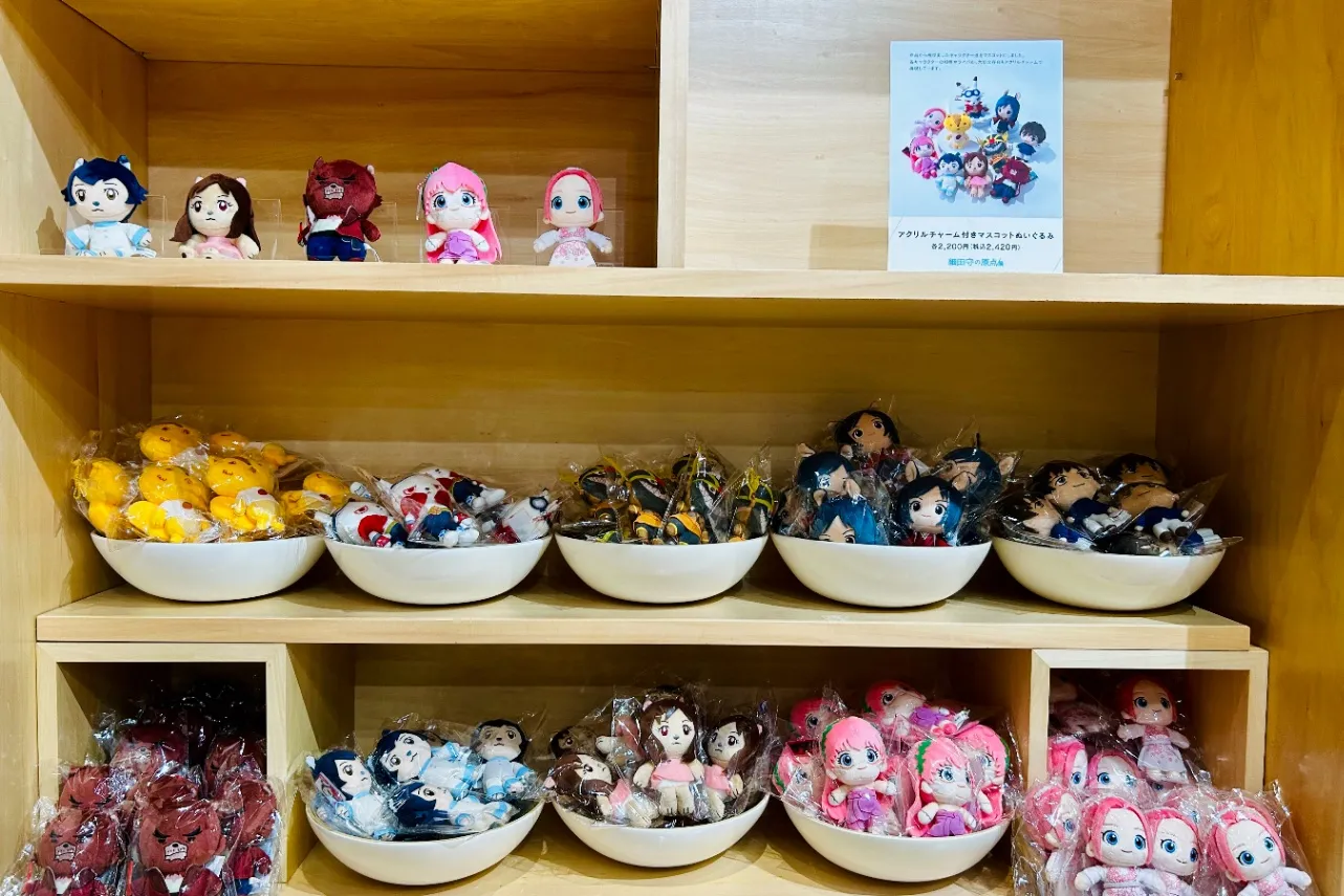▲アクリルチャーム付きマスコットぬいぐるみ(全10種・各2,420円)(撮影:レッツエンジョイ東京編集部)