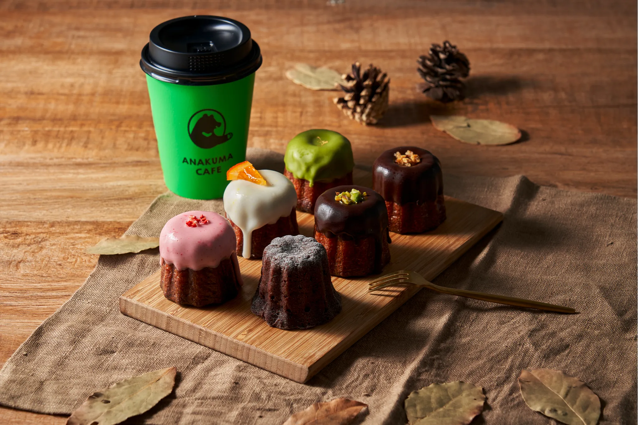 クマがドリンクを手渡す「ANAKUMA CAFE 原宿店」オープン