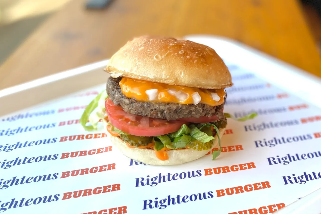 ▲「ライチャスチーズバーガー」（イートイン1,320円/テイクアウト1,296円）
