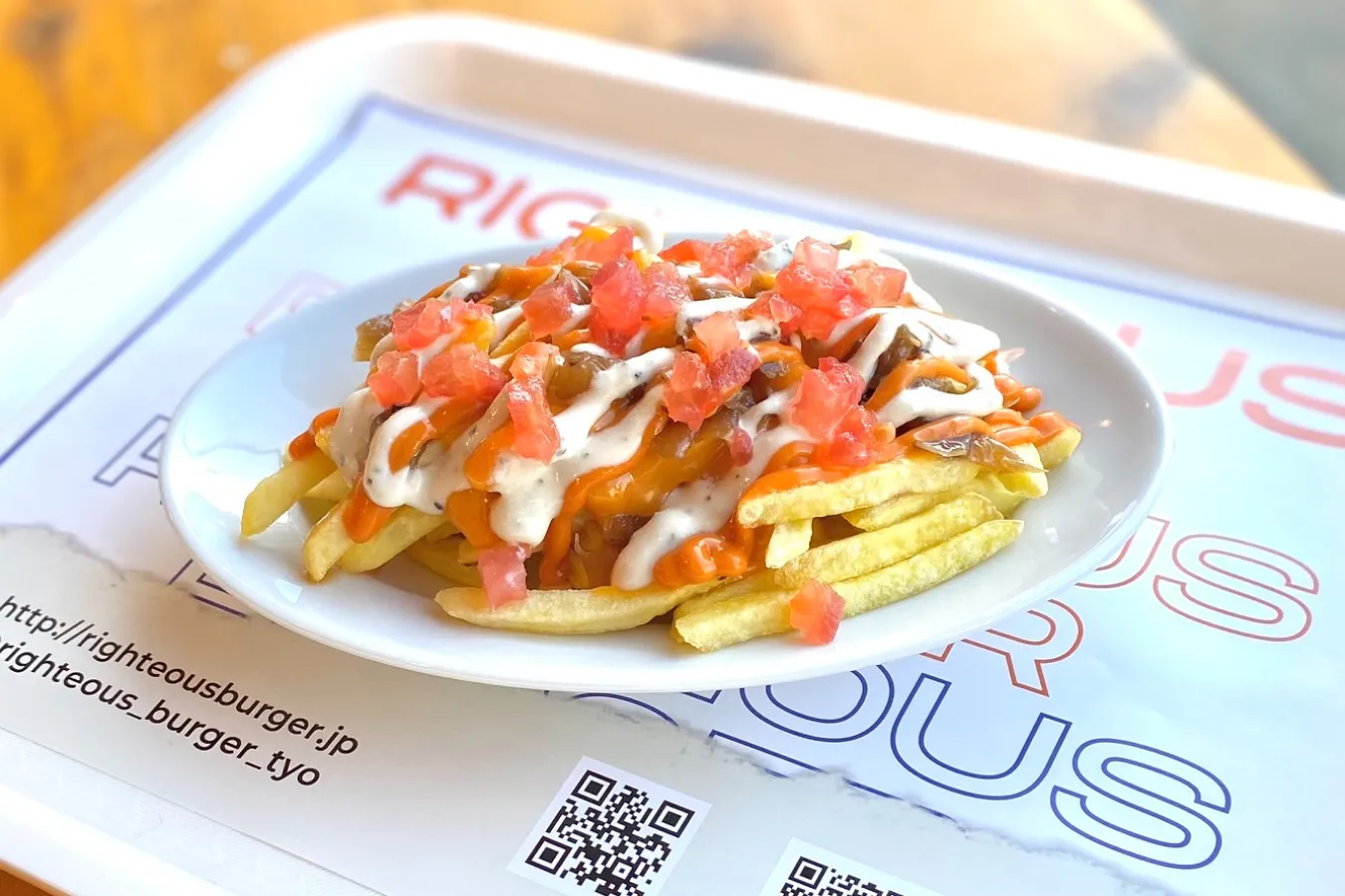 ▲シューストリングのポテトフライにヴィーガンチーズ、ソテードオニオン、シーザーソース、サウザンドソースをかけた「ジャングルフライ」（イートイン748円/テイクアウト734円）