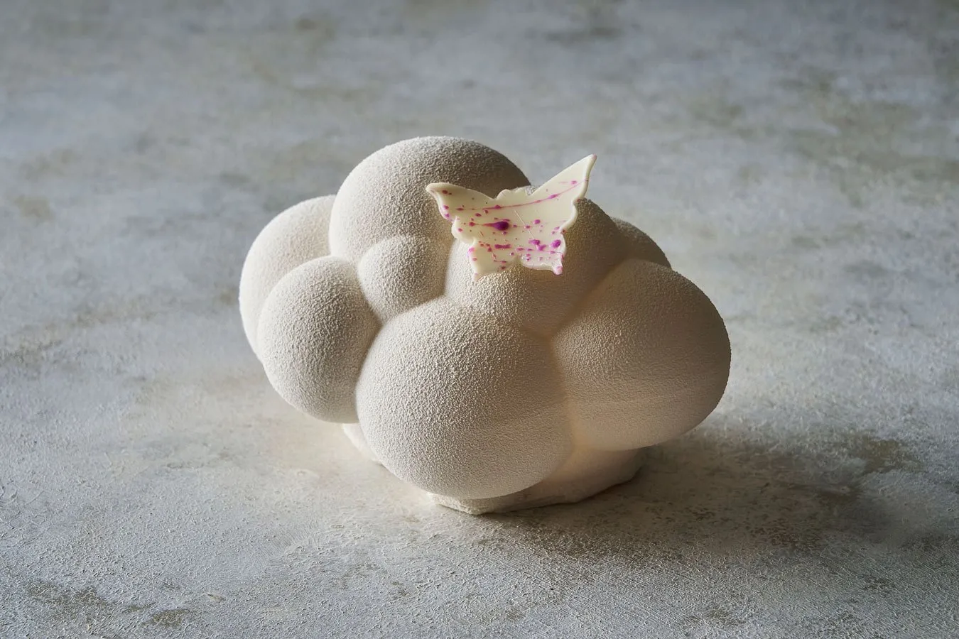 ▲写真提供:マンダリン オリエンタル 東京(※KUMO(R)ケーキの上の蝶のデザインは予告なしに変更になる場合があります)