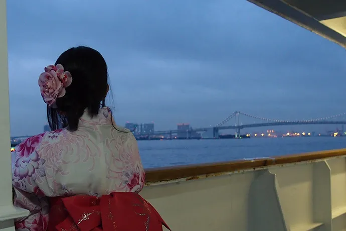 浴衣の男女が集う東京湾納涼船に一人で乗ってきた