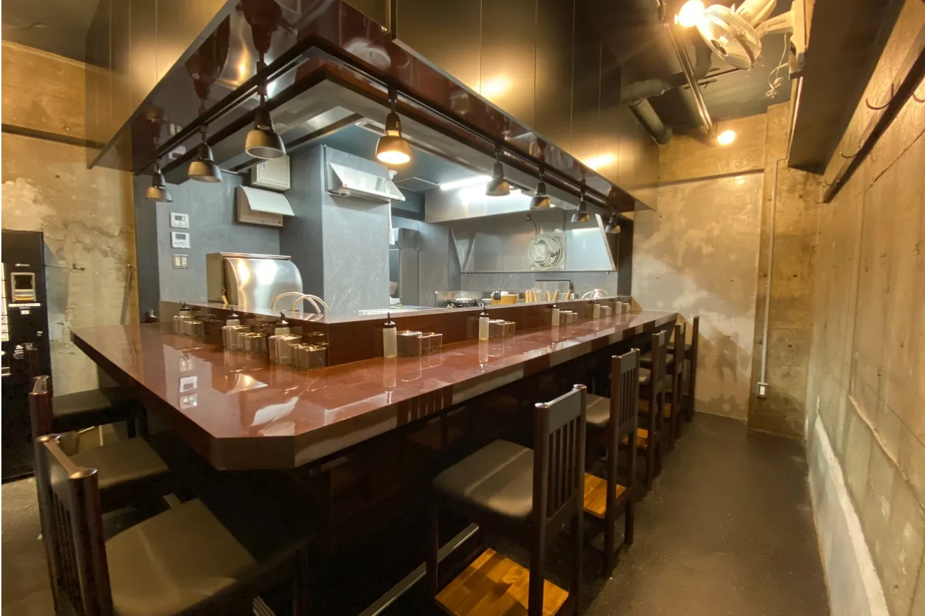 ▲スタッフの仕事を間近で見ることができるコンパクトな店内