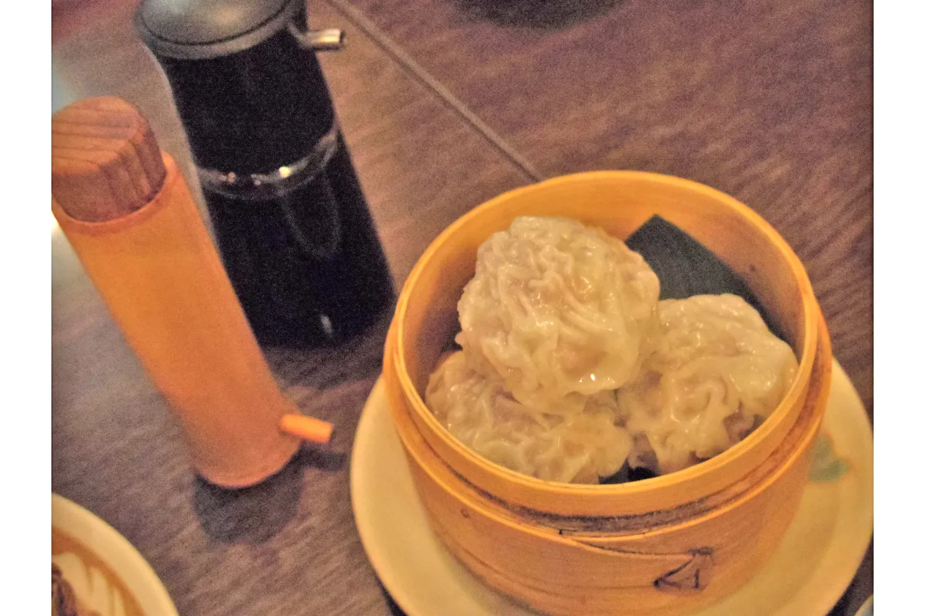 ▲前身の「ミニヨン坂ノ上」から定番メニューの「岩中豚　特製焼売」