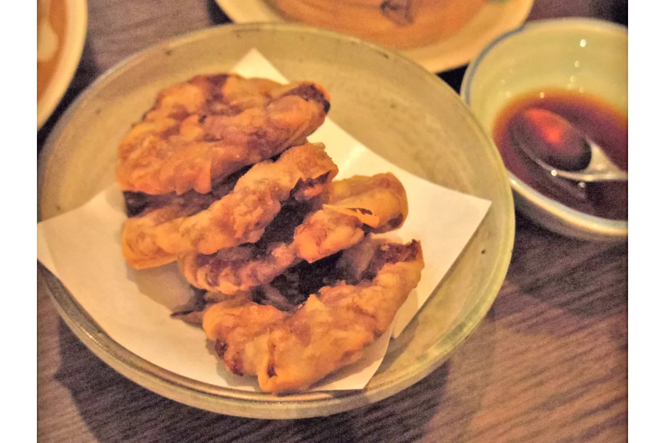 ▲「揚げ焼売」は「特製焼売」を平たく形成して揚げている。つけるのはぽん酢