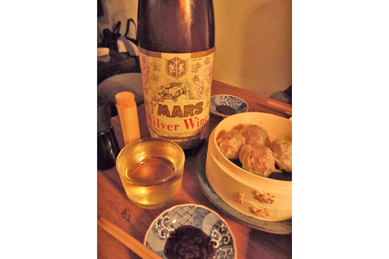 ▲「特製焼売」には白ワインの「シュウマリアージュ」を。写真は「一升瓶ワイン」