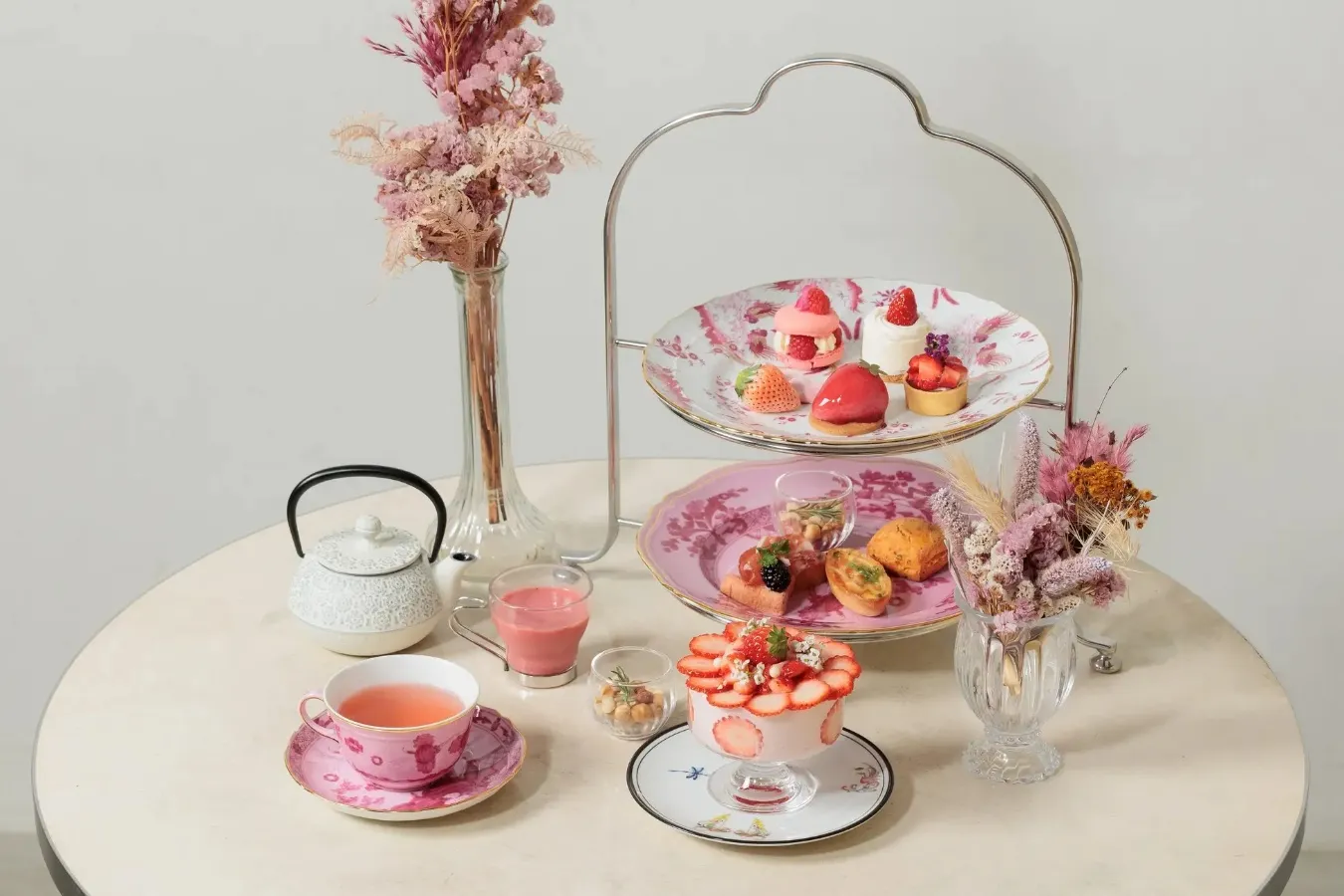 ▲平日限定アフタヌーンティ　リニューアルオープンメニュー「STRAWBERRY AFTERNOON TEA」（一人6,000円～）※3月1日（金）～平日限定、要予約／内容：スムージー＋セイボリー4種＋小さなスイーツ6種＋ブーケパフェ＋パティシエからのお土産　※飲み物付き　※写真はイメージ
