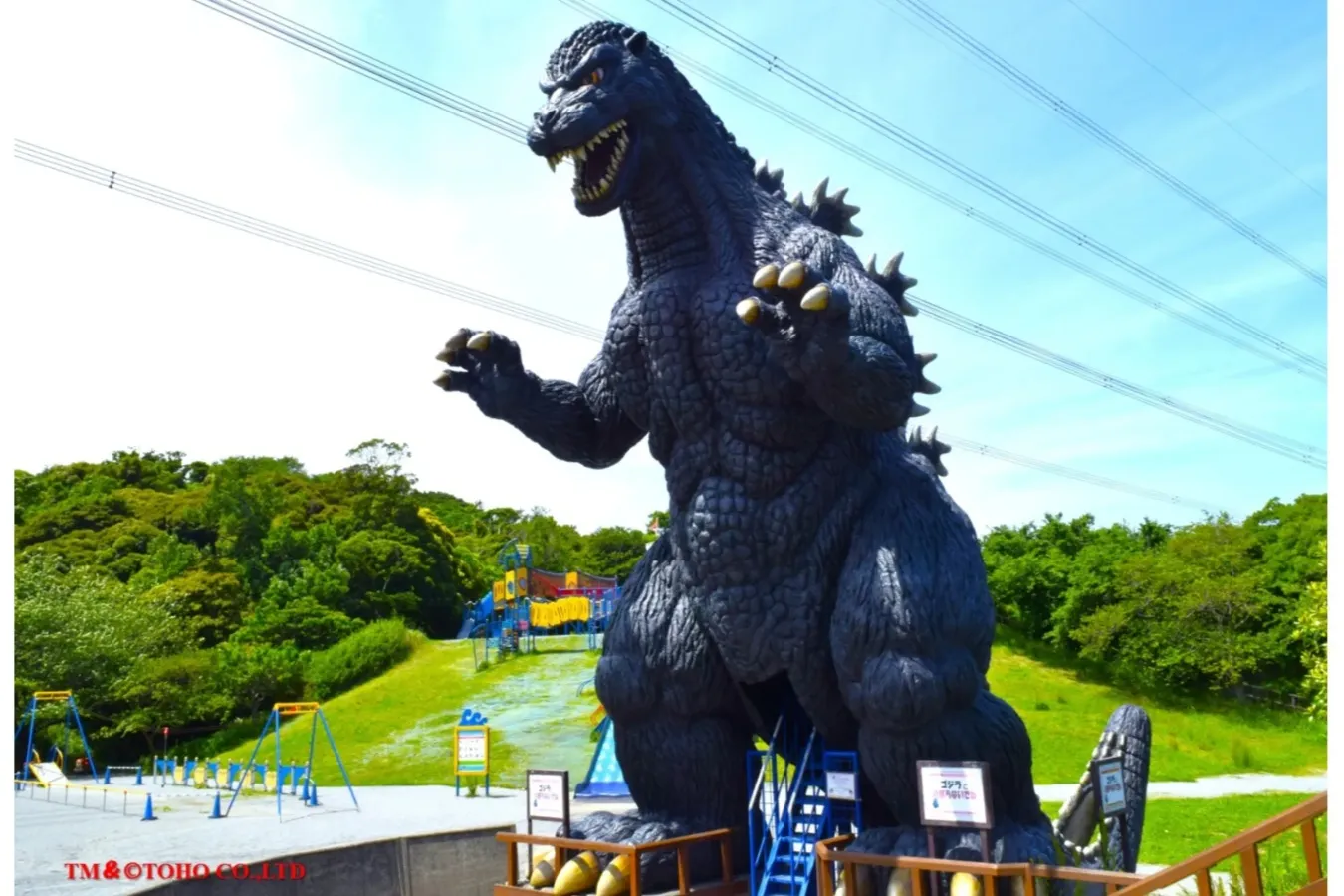 ▲ゴジラの滑り台