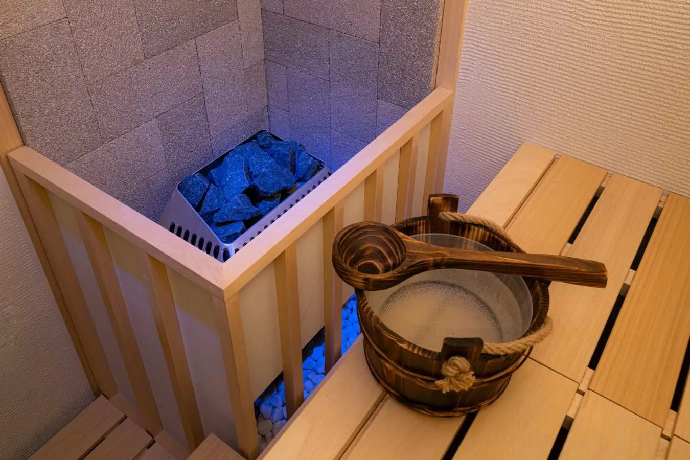 ▲フィンランド産サウナストーブ。ストーンと月替わりのアロマ水も