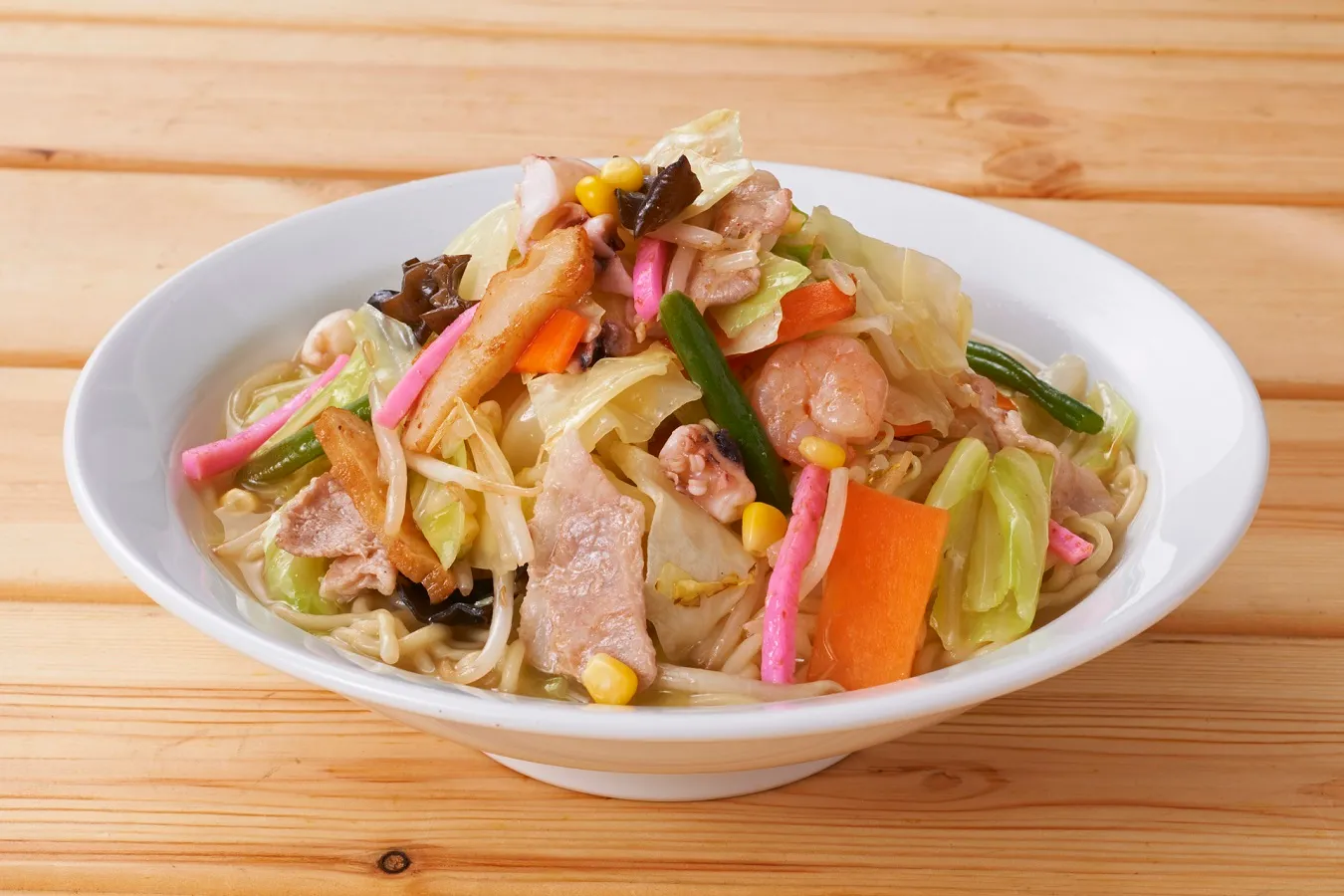 ▲「野菜たっぷりちゃんぽん」。ちゃんぽん麵には、小麦本来の香りがやさしく広がり食べ応えのある食感の生麺を使用