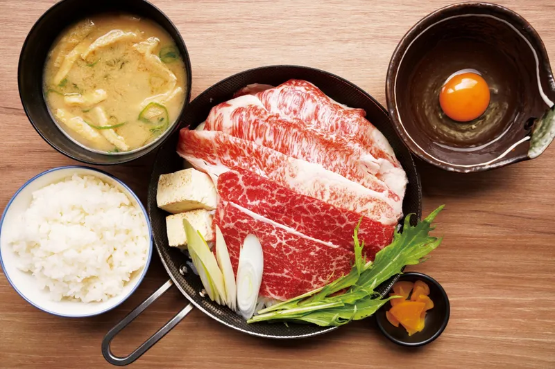 “黒毛和牛”使用のすき焼きをリーズナブルに！「大衆すき焼 北斗 東銀座店」オープン