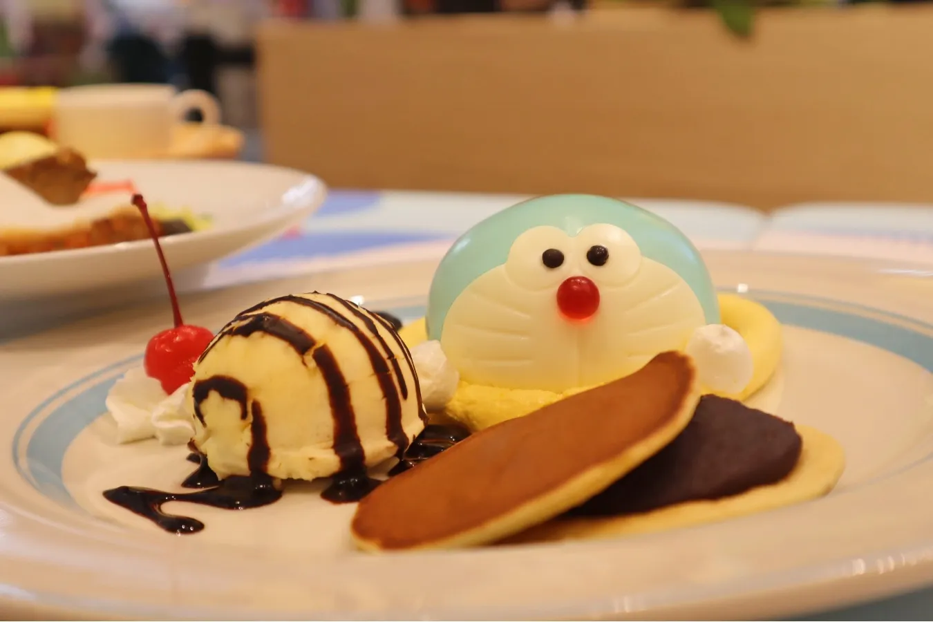 ▲「どら焼きみつけた！通りぬけフープからひょっこりババロアプレート」©Fujiko-Pro