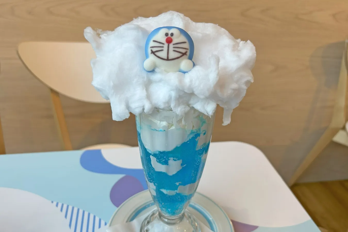 ▲「青いお空♪もくもく雲のクリームソーダ」（撮影：レッツエンジョイ東京編集部）©Fujiko-Pro