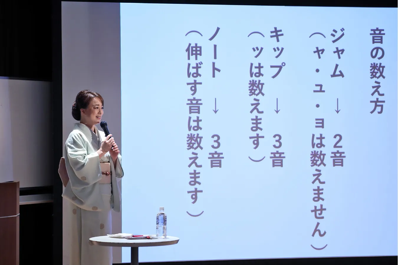 川柳作家・やすみりえ先生による「川柳」講座。川柳の歴史から読み方のルールまで、分かりやすく教えていただきました。