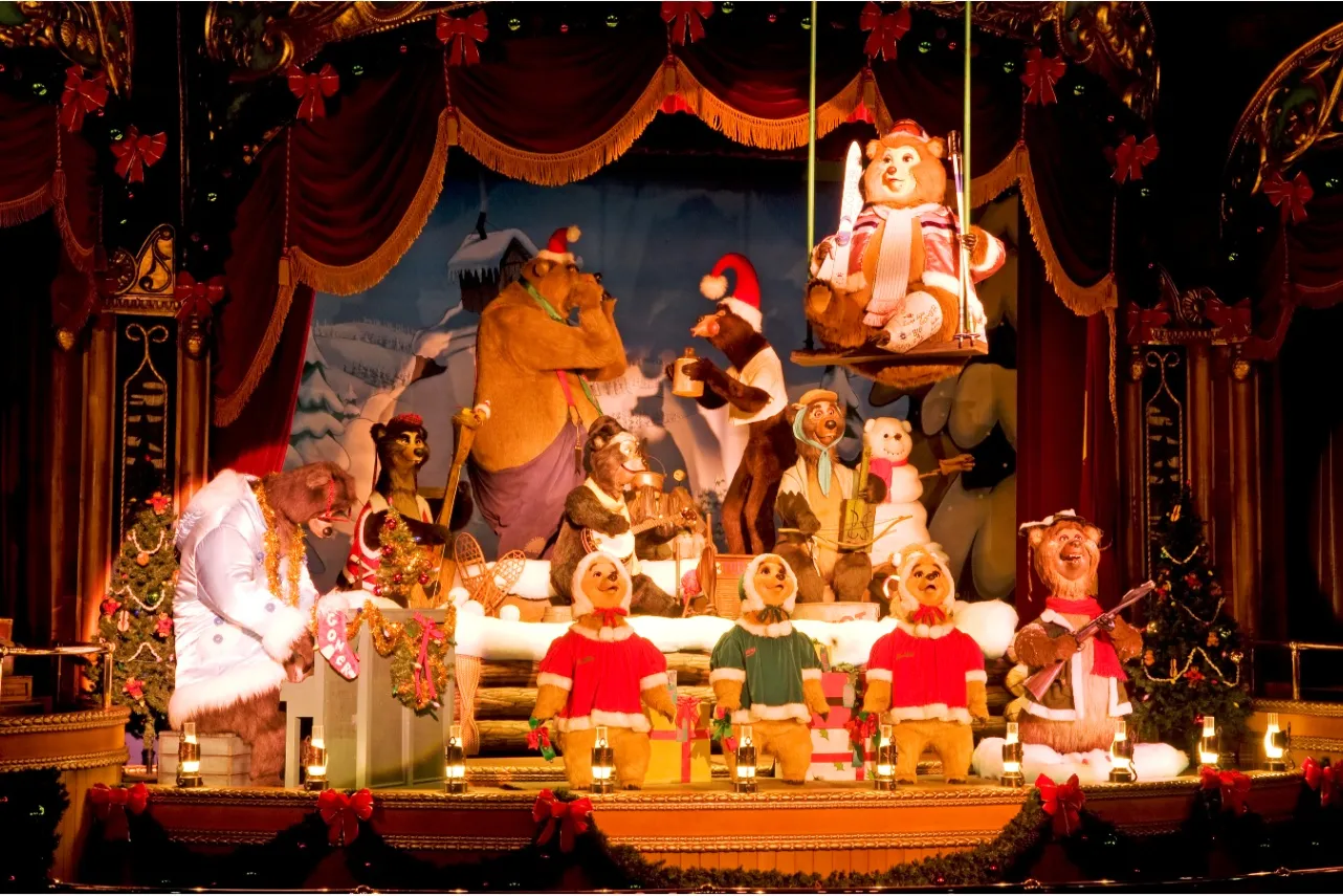 ▲「カントリーベア・シアター」の「カントリーベア・シアター“ジングルベル・ジャンボリー”」（C）Disney