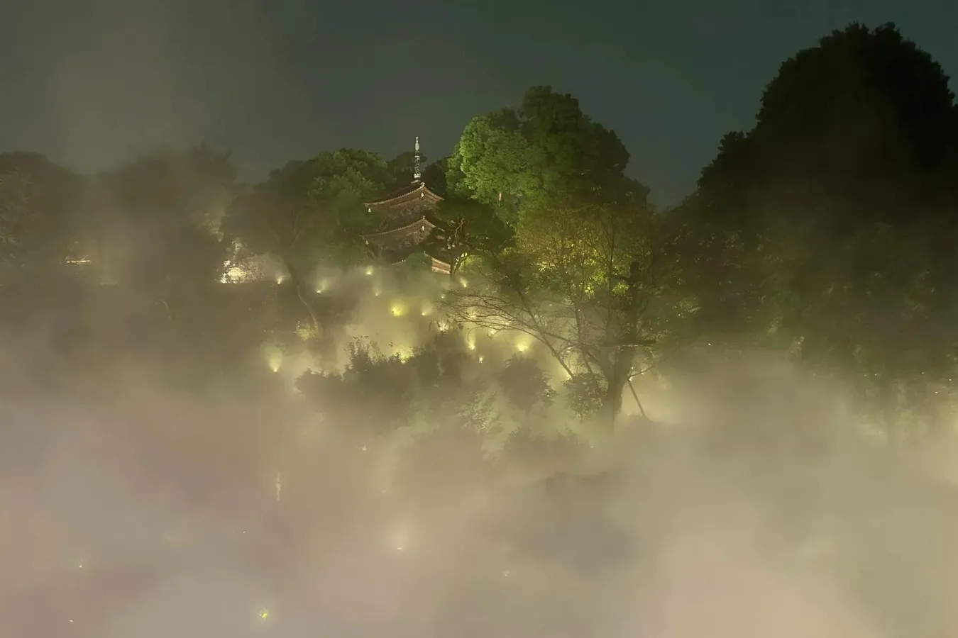 ▲＜「東京雲海－八雲－」×「TOKYO MOON」＞庭園演出（2026年撮影：レッツエンジョイ東京編集部）