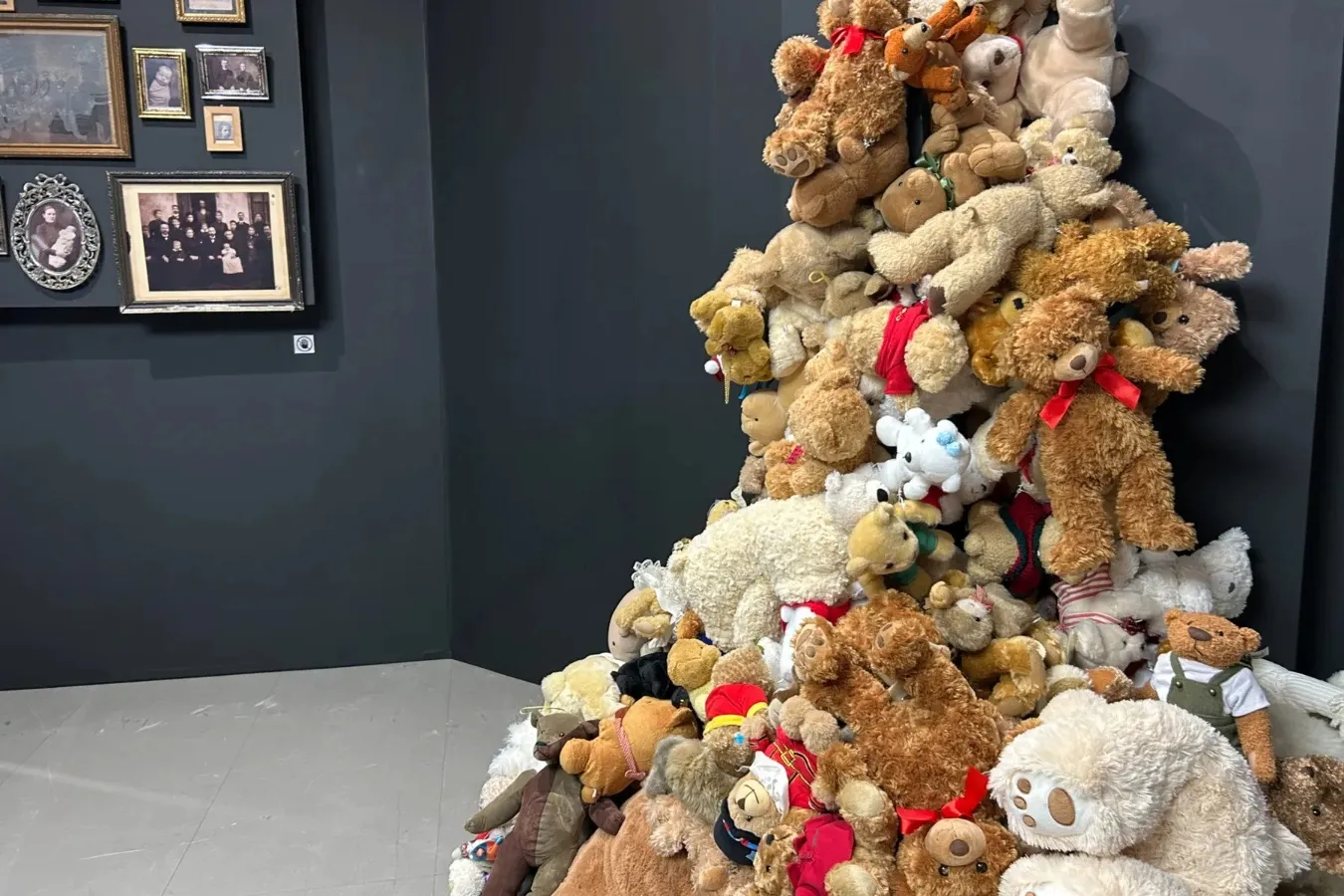 ▲＜残響シ念展 -音と感情の実験室-＞展示物（2026年撮影：レッツエンジョイ東京編集部）