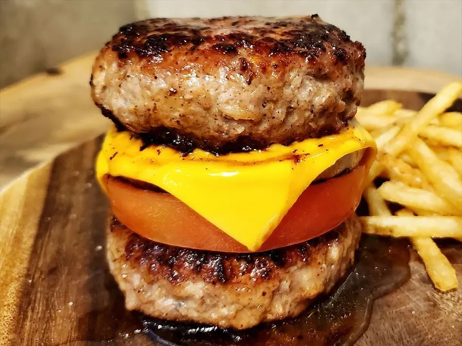 極厚の肉バーガーが人気！三軒茶屋「HOME MADE」レポ