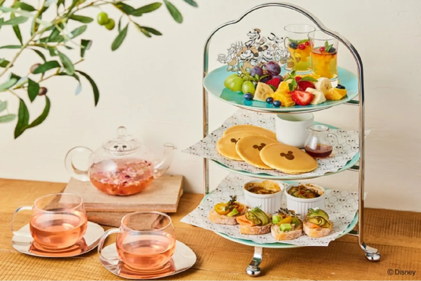 ▲塩分・糖分・油分・カロリーなどに配慮したバランスの良い栄養成分の基準を満たすメニューを提供する「Disney HARVEST MARKET By CAFE COMPANY」（2号館3階）