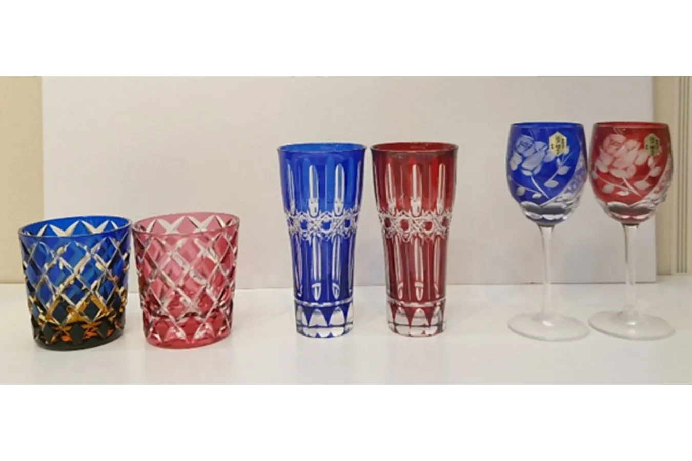 ▲「江戸切子」（写真左「オールドグラス　琥珀ルリと金赤」（各25,300円）、写真中央「ビアグラス　ルリと赤」（各16,500円）、写真右「ワイングラスペア」(44,000円））