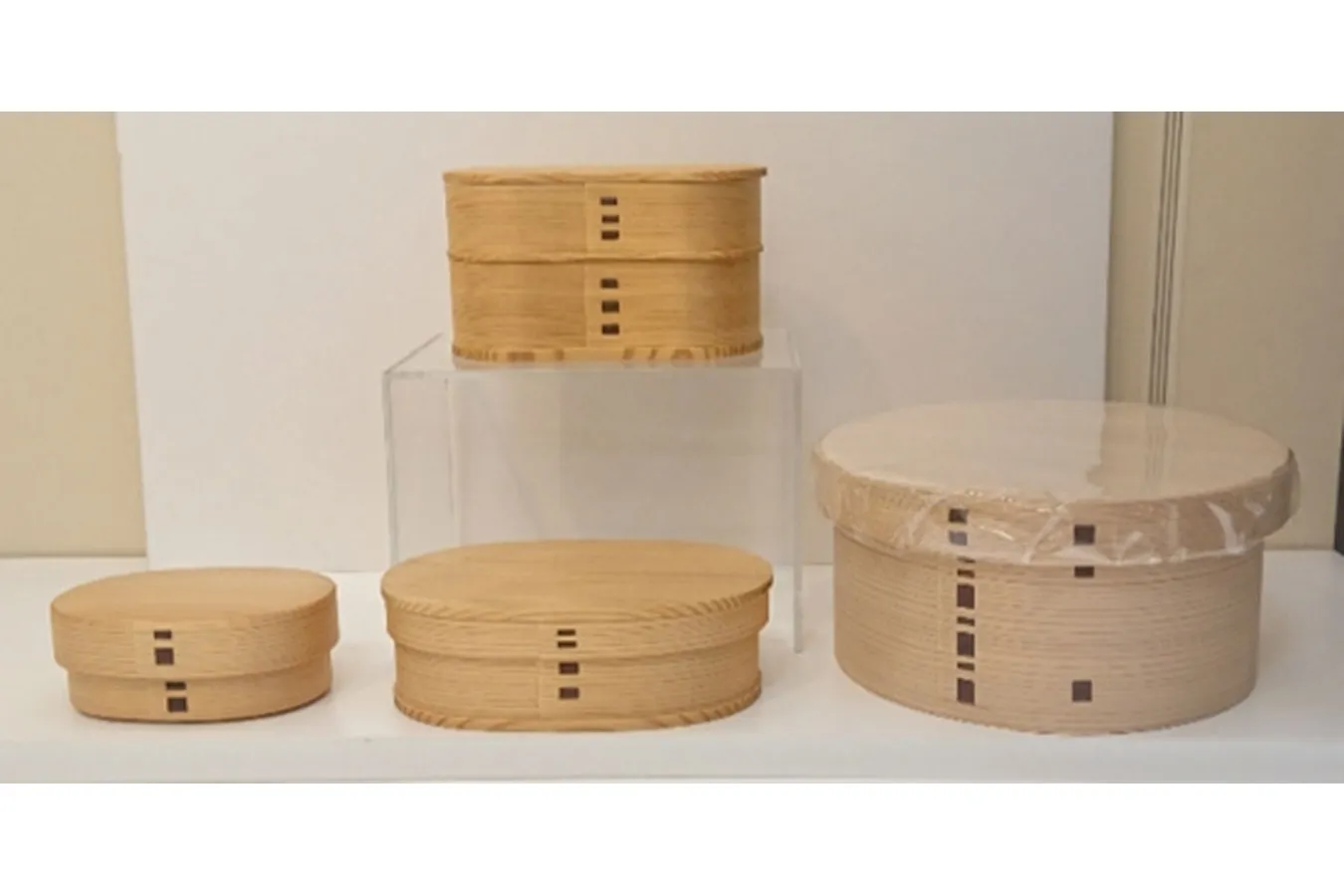 ▲「曲げわっぱ弁当箱」（写真左「親子弁当小」（14,850円）、写真中央上「はんごう弁当（13,200円）、写真中央下「小判弁当中」（10,450円）、写真右「おひつ7寸」（33.000円））