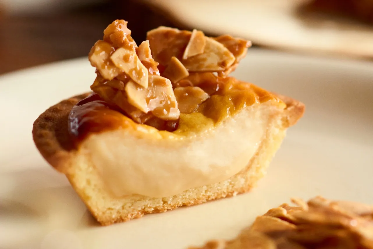 ▲「焼きたてチーズタルト メープルアーモンド」
